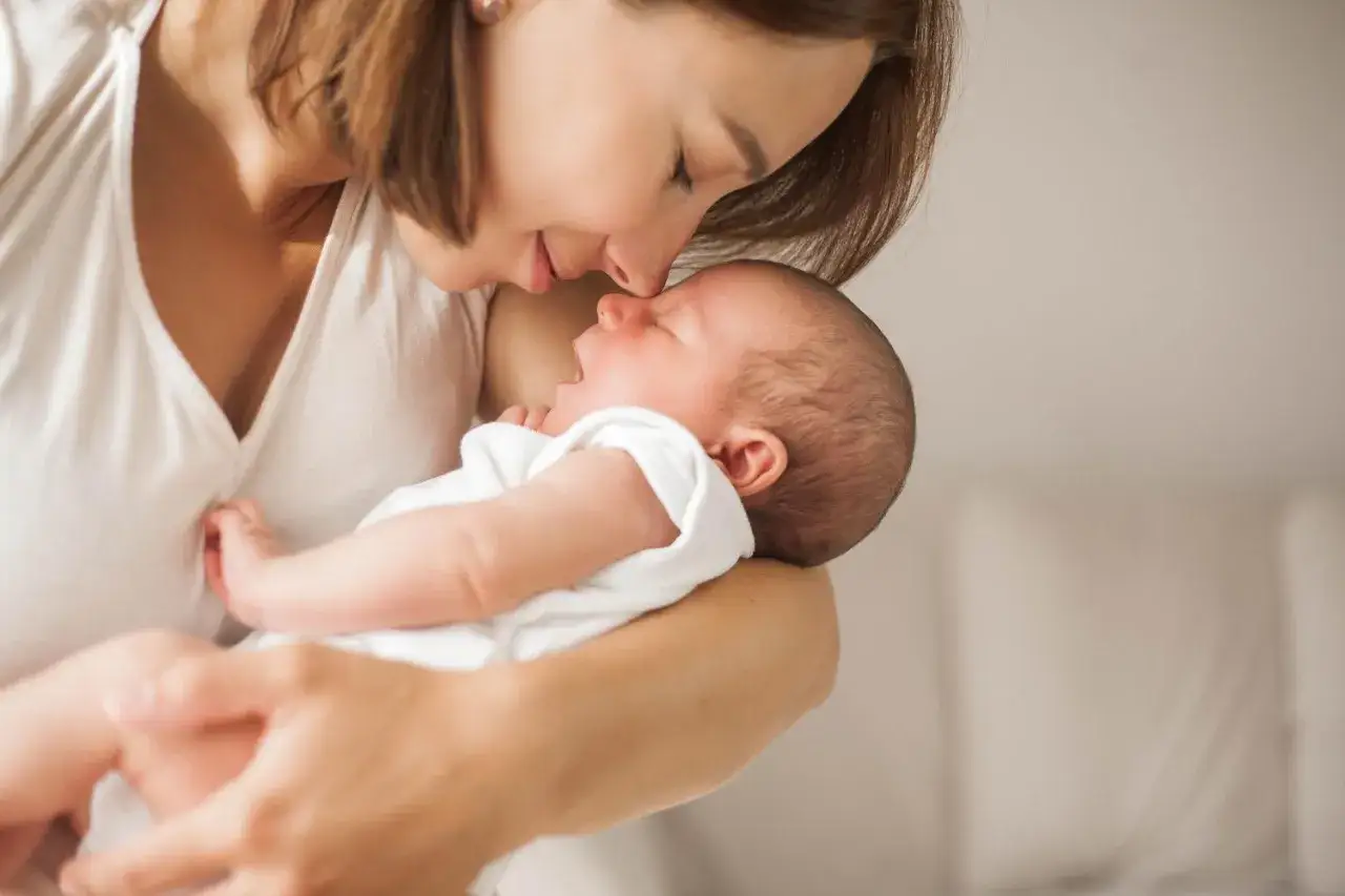 Mama tuli do dziecka, czułe rodzicielstwo bliskości.